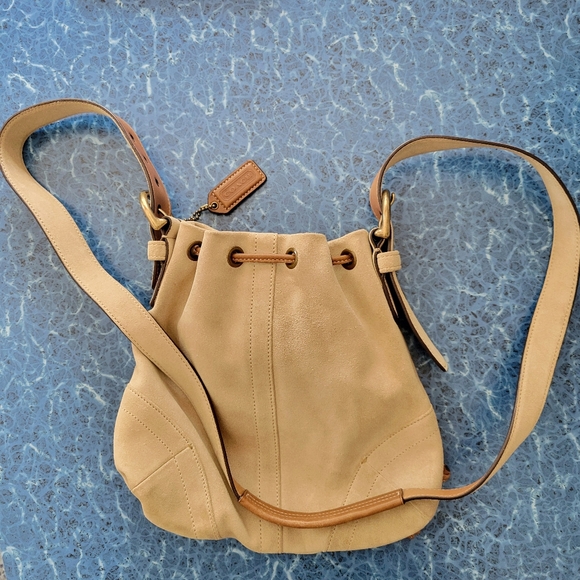 Coach suede vintage drawstring bucket bag. - Picture 3 of 9